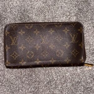 Louis Vitton Zippy Organizer in Monogram Canvas